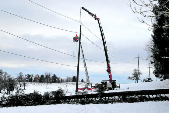 Die Arbeiten an den Stromleitungen dauerten am Mittwoch noch an. Kommende Woche wird mit dem Eingriff im angrenzenden Wald begonnen. Diese Arbeiten werden bis im Sommer 2024 dauern. (Bilder: Remo Conoci)