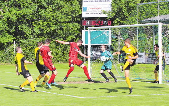 Nach einer Viertelstunde zum 3:0: Menzo-Verteidiger Ardefrim Ahmetaj köpfelt ins Gränicher Tor. (Bild: -hhe-)