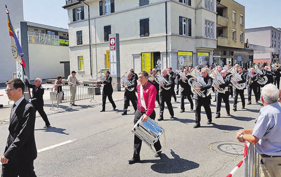 Das Schwitzen am Paradewettbewerb hatte sich gelohnt: Die MG Dürrenäsch brachte den Aargauermeistertitel mit nach Hause. (Bilder: zVg.)
