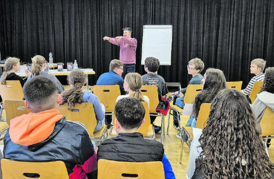 Der Autor Stephan Sigg sprach mit den Jugendlichen über eine handyfreie Zeit. (Bild: zVg.)