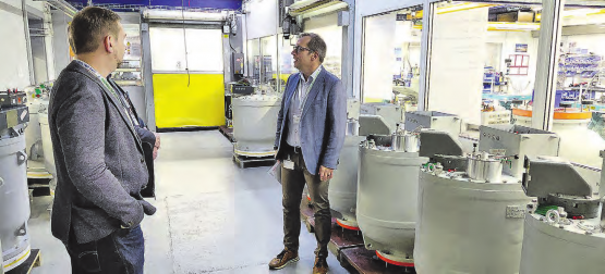 Qualitativ hochstehende Geräte wie diese Spannungswandler liefert die Pfiffner Messwandler AG in die ganze Welt. (Bilder: Roland Marti)