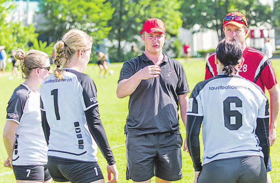 Anweisungen vor dem Ernstkampf: Inputs von Trainer Dominik Gugerli an seine Spielerinnen. (Bild: fba)