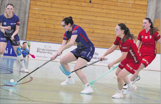 Tamara Steiner (am Ball) erzielte den dritten Treffer für die Reinacherinnen. (Bild: Otto Lüscher)