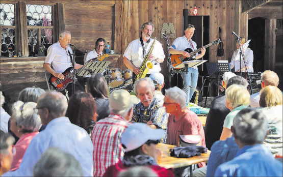 «On the sunny side of the Strohdachhaus». Die Jazz-Formation «All in 1», mit Bandleader René Scheidegger am Saxophon, sorgte beim Ortsmuseum in Muhen für beste Unterhaltung. (Bild: rc.)
