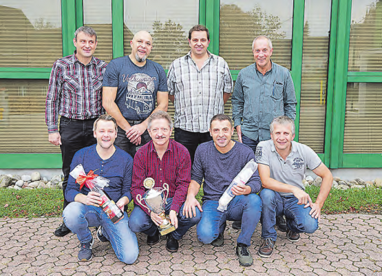 Männerriege Rickenbach: Sieg am Volleyball-Turnier in Sursee: Hinten v.l.: Bruno Meier, Steffen Aepfler, Linus Estermann, Markus Bühlmann. Vorne (v.l.): Michael Hofmann, Sepp Wey, Zef Gjini, Heinz Habermacher (Bild: zVg.)