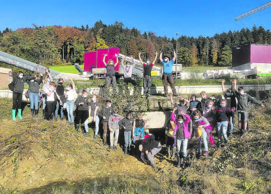 En suuberi Sach – die Pfadi Rickenbach half tatkräftig bei der Pflege der Amphibienweiher auf dem Areal der Sebastian Müller AG im Bohler mit. (Bilder: zVg.)