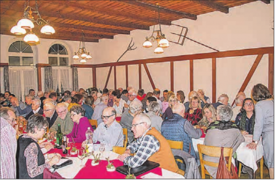 Volles Haus an der 100. Generalversammlung des SAC Homberg: Peter Brehm gibt einen Rückblick auf seine 50 Jahre Mitgliedschaft in der Sektion Homberg. (Bilder: uk.)