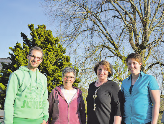 Der Gründungsakt für den gemeinnützigen Verein «Sack & Pack» ist vollzogen (v.l.): Daniel Eichenberger, Margrit Mosimann, Beatrix Arnold und Sara Mosimann. (Bild: zVg.)