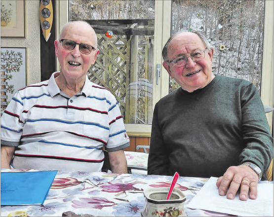 Max Haller (links) und Fritz Burkhard freuen sich, ihr Publikum mit Erzählungen und Bildern aus der Dorfgeschichte zu unterhalten. (Bild: Roland Marti)