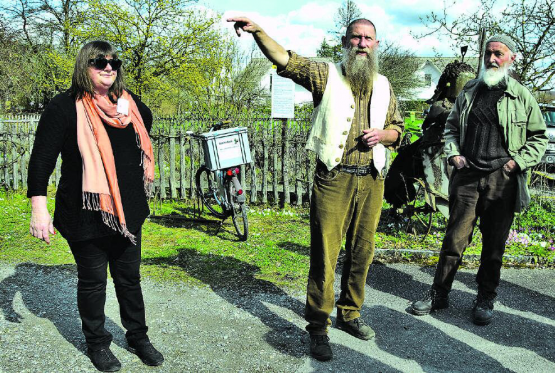Sie führten durch die Besonderheiten des Dorfes, v.l.: Heike Suter, Andrea-Carlo Polesello und Ruedi Lüthi. (Bilder: st.)
