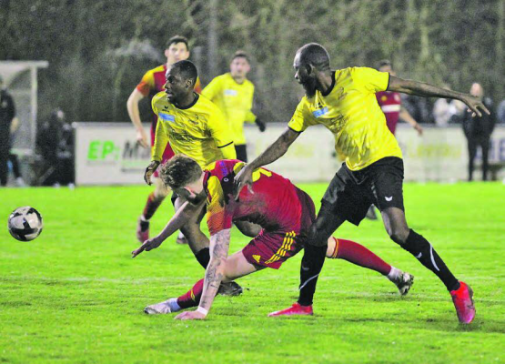 Der Club aus St-Imier hatte das Nachsehen: Jakob Johannsmeier vom SC Schöftland setzt sich gegen zwei Spieler des FC Erguël durch. (Bild: Otto Lüscher)