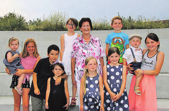 Familienglück: Josy Müller-Troxler im Kreis ihrer Ur-Enkel. (Bild: zVg.)