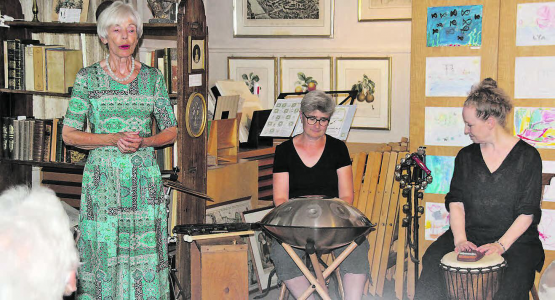 Liessen die mystischen Sagen lebendig werden: Elisabeth Sidler, Judith Bertschinger und Anna Eichenberger (v.l.). (Bild: rms)