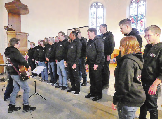 Musikalische Umrahmung beim Kirchenbazar der Kirchgemeinde: Der Chor «Insieme» gestaltete den Gottesdienst mit seinen berührenden Liedern und erhellenden Momenten mit. (Bilder: eh.)