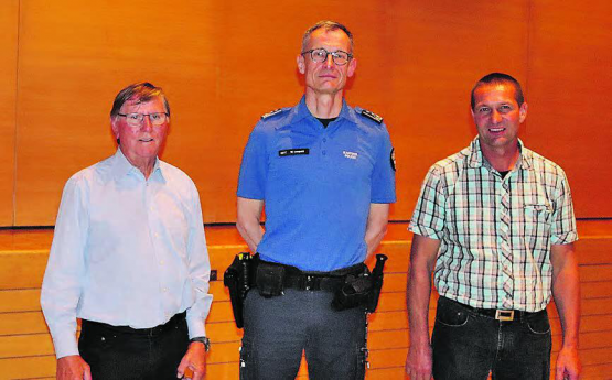 Interessanter Vortrag zum Thema Sicherheit im Aargau: Oberst Dr. Michael Leupold (Mitte) mit Erich Nyffeler,Vizepräsident SVP Ortspartei Gontenschwil (rechts) und Peter Bieri, Präsident FDP Ortspartei Gontenschwil (links). (Bild: zVg.)