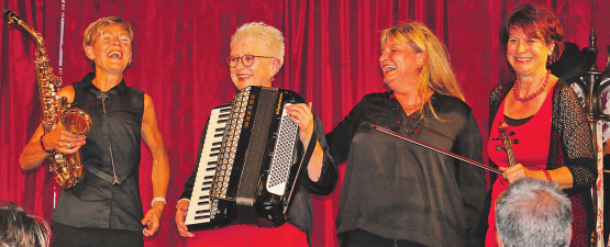 Krause Glucken gaben alles: Sylvia am Saxophon, Susanne am Akkordeon, Cordula klatschend und singend und Karin an der Geige. (Bilder: jap.)
