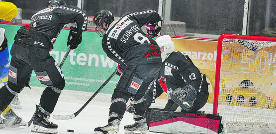 Das Team um Captain Simon Schnyder (Bildmitte) kämpft in den kommenden Wochen gegen den Abstieg aus der 1. Liga. (Bild: Roland Jaus)