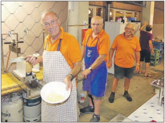 Spass bei der Arbeit: Ein feines Raclette ist auch bei sommerlichen Temperaturen ein Hit. (Bilder: moha.)