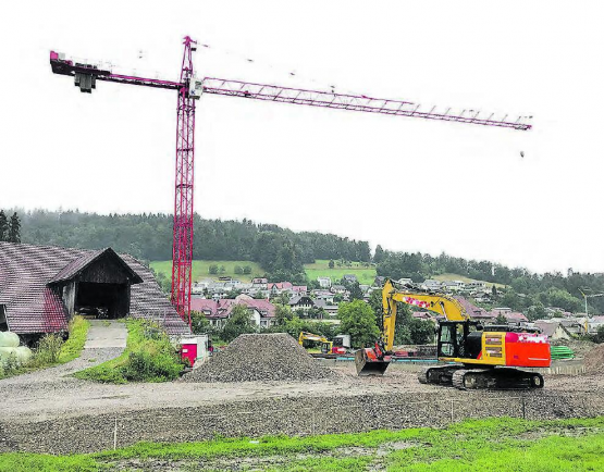 Die Baustelle in Bottenwil: Hier musste ein Bauunternehmer mehrere Lastwagenladungen unerlaubtes Recyclingmaterial rückbauen und durch sauberes Material ersetzten. (Bild: ran)