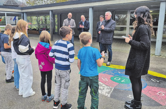 Die Schülerinnen und Schüler bedanken sich für den Besuch. Von links nach rechts Kreisschulvorstand Lorenz Übelhart, Kreisschulvorstand Daniel Wyss, Patrick Isler-Wirth, Alex Hürzeler und Lehrperson Saskia Felber.