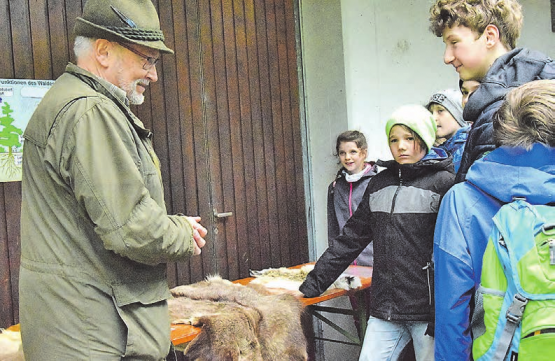 Wissenswertes rund um den Wald und die Jagd: Urs Henzmann zeigt den Schülern auf, wie der Wald funktioniert und wer alles drin wohnt. Wichtiges Anschauungsmaterial waren Felle und ausgestopfte Tiere und Vögel. (Bilder: st.)