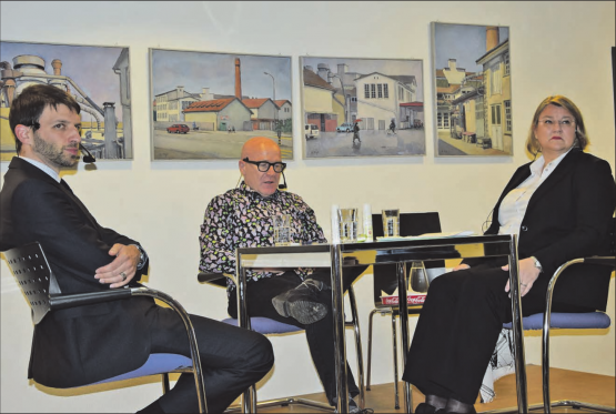 Talk im Lichthof des Gemeindehauses Oberentfelden: Markus Kirchhofer (Mitte) unterhielt sich mit Yvonne Hummel und Lukas Korner. (Bild: st.)