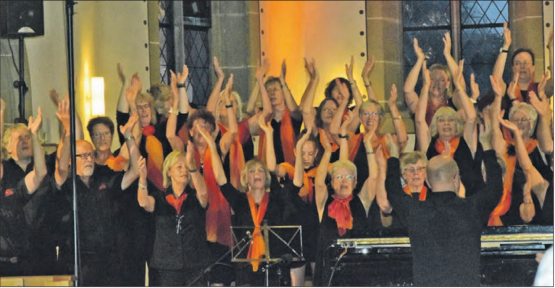 Ein feuriger Chor, entfacht durch den Dirigenten: Der Gospelchor Kölliken wird neu von Sebastian Felix dirigiert – Auftritt mit neuem Repertoire. (Bilder: st.)