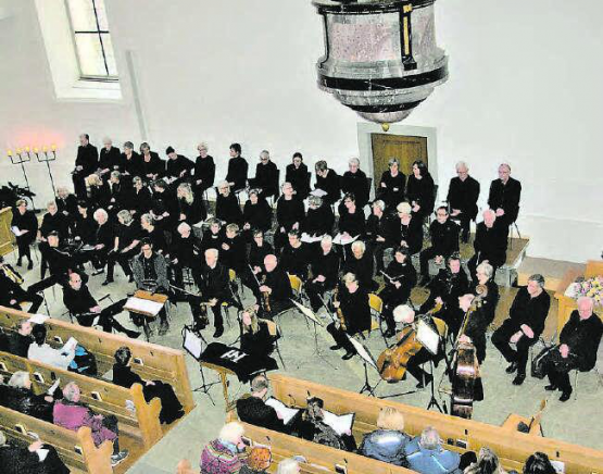 Eindrucksvoll präsentierten der Kirchenchor Seengen, der Singkreis Gränichen und Gastsängerinnen und -sänger die Passion. (Bild: hh)