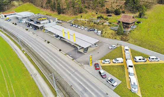Frühling bei der Auto Müller AG: Das grosszügige Ausstellungsareal im Unterkulmer Unterzaug bietet Platz für mehrere Aussteller. (Bild: zVg.)