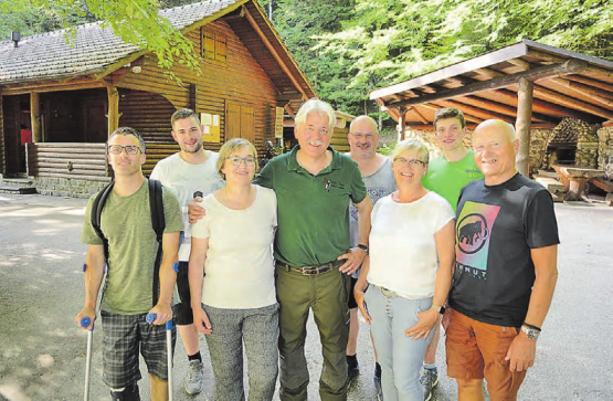 Kleine Feier beim Waldhaus Muhen, (v.l.): Lukas Treier (Gemeinderat Holziken), Forstwart Simon Engel, Bettina und Urs Gsell, Forstwart Willi König, Muhens Gemeinderätin Gertrud Jost, Forstwart-Lehrling Lukas Zürrer und Hirschthals Gemeindeammann Peter Stadler. (Bild: Kaspar Flückiger)