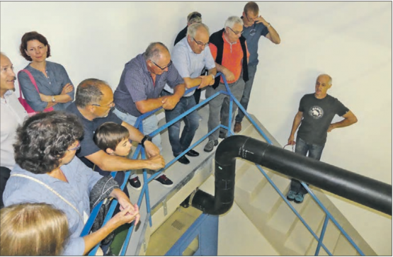 Wasser ist ein kostbares Gut: Brunnenmeister Martin Abbühl (re. im Bild) führte die Besucher in Gruppen durch das Wasserreservoir Ischlag. (Bilder: moha.)