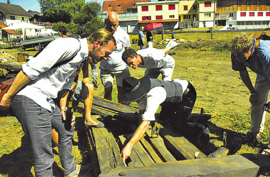 So mühselig musste man damals arbeiten: Ein für Renovationen historischer Bauten spezialisierter Zimmermann erklärte die alten Werkzeuge. (Bilder: st.)