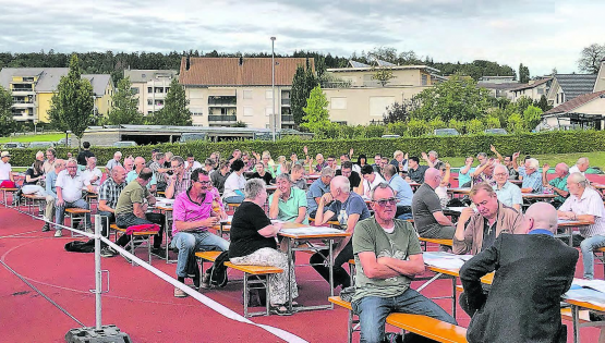 «Landsgemeinde» in Meisterschwanden: Die Gemeindeversammlung tagte unter freiem Himmel, auf dem «roten Platz» bei der Schulanlage Eggen. (Bilder: msu.)