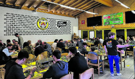 Gut besucht: Die Mitglieder des Club 84 liessen sich den Raclette-Plausch nicht entgehen. (Bilder: zVg.)