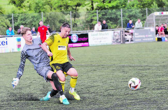 SchöNie-Keeper Von Felten klärt vor dem heranstürmenden Kürsat Kiybar. Auch Gränichens Topskorer konnte den Abstieg nicht mehr verhindern. (Bild: Roland Jaus)