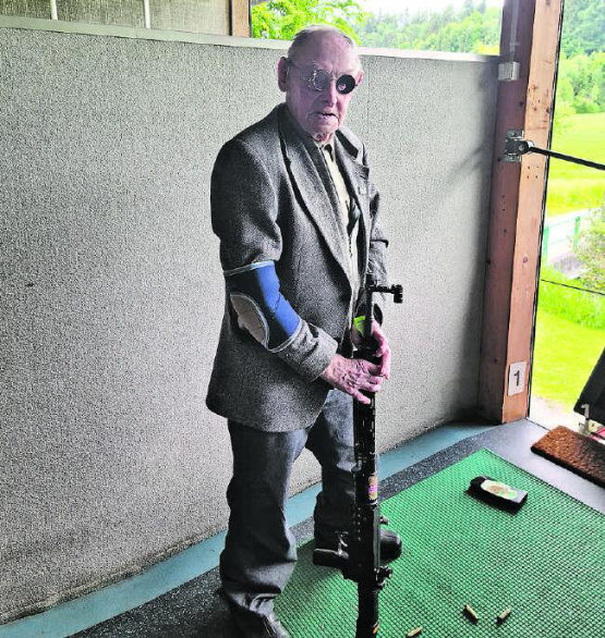 Mit Abstand der älteste Schütze: Hansruedi Merz (Jahrgang 1929). (Bild: zVg.)