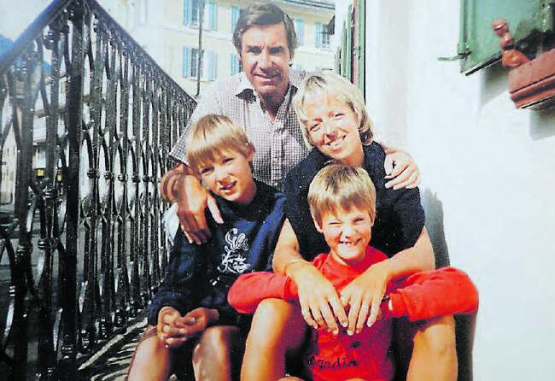 Familienbild von 1985, Thomas und Ursula Fischer-Hegner mit ihren beiden Kindern Ariane und Peter. (Bild: zVg.)