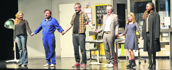 Sie sorgten für ein beträchtliches Durcheinander: Das Theater-Ensemble um den bekannten Schauspieler Beat Schlatter (im blauen Overall) (Bilder: rc.)