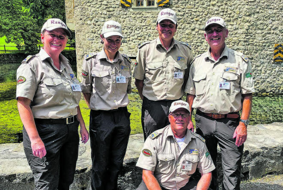 Eine sommerliche Momentaufnahme: Das Team der Hallwilersee-Ranger gemeinsam vor dem Schloss Hallwyl. (Bild:zVg)