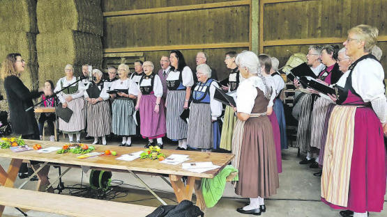 Unter der Mitwirkung des Trachtenchors Dürrenäsch wurde auf dem Bauernhof der Familie Widmer in Oberkulm ein ganz besonderer Gottesdienst gefeiert. (Bilder: zVg.)