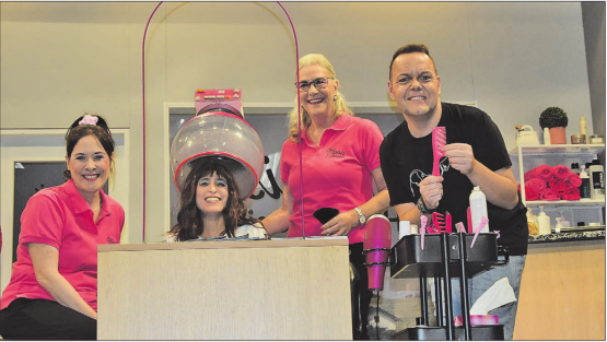 Die Hauptakteure: Moni und Thomas (stehend) mit der Mitarbeiterin Selina (li.) und Katharina, dem Helene Fischer-Fan. (Bilder: Frieda Steffen)