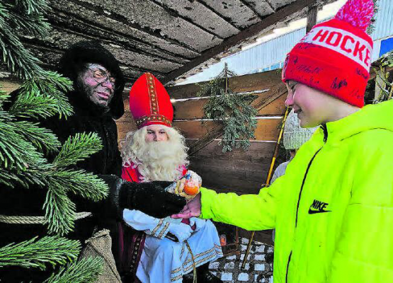 Strahlende Kinderaugen beim traditionellen Chlauseinzug in der Biberburg Hirschthal. (Bild: zVg.)