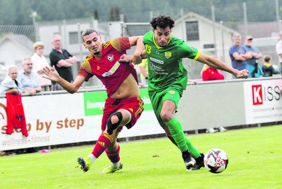 Der Schöftler Mihailo Mijatovic (links) im Tackling gegen den Mutscheller Nascimento. (Bild: Otto Lüscher)