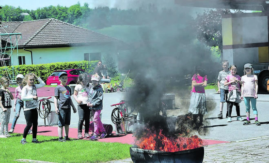 Feueralarm auf dem Schulhausplatz: Eine dunkle Rauchwolke nebelte die Kinder vorerst mal richtig ein, und es stank mächtig. (Bilder: st.)