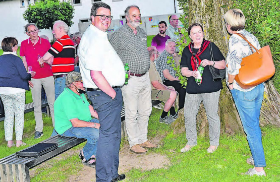 Take-Away-Apéro nach der Versammlung im Freien: Die Ortsbürger diskutierten nach der Versammlung draussen weiter. (Bild: aw.)