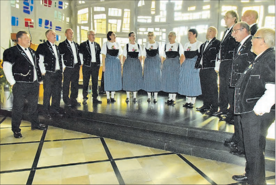 Ein stattlicher Chor: Das Jodlerchörli Suhrental präsentierte ein Vorabendkonzert zum Bettag mit vielen Überraschungen. (Bilder: st.)