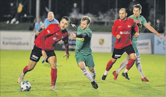 Duell auf Augenhöhe: Der Rothrister Lauret Popaj (l.) und Gontenschwils Simon Hirt kämpfen um den Ball, unter Beobachtung von Volkan Karaboga und Peter Bolliger. (Bild: Otto Lüscher)
