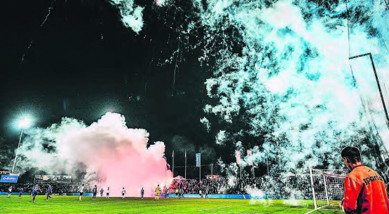 Feurige Stimmung im Brügglifeld. Die beiden Fan-Lager hatten wohl noch Restbestände von der letzten Bundesfeier. (Bild: Sarah Rölli)