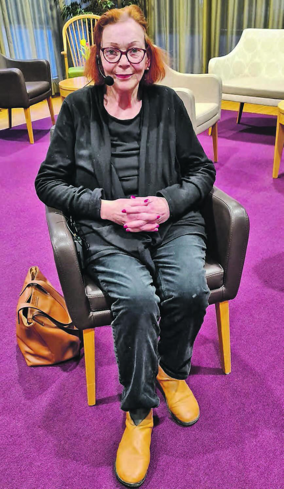 Brigitt Lattmann, Autorin des Buches «Kurioses, Unglaubliches und Schaurig-Schönes» am Kaminfeuergespräch in der Residenz Falkenstein in Menziken. (Bild: zVg.)