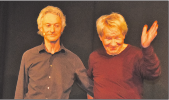 «Schaut nur den alten Mann, wie er sich anbiedert: Gere Tschan verzieht keine Miene, während Tinu Heiniger ins Publikum winkt. (Bild: Frieda Steffen)